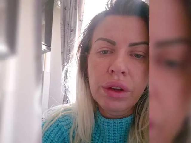 Freechat Miahot on BongaCams